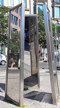 Spiegelbilder in Berlin Foto von Spiegel-Installation